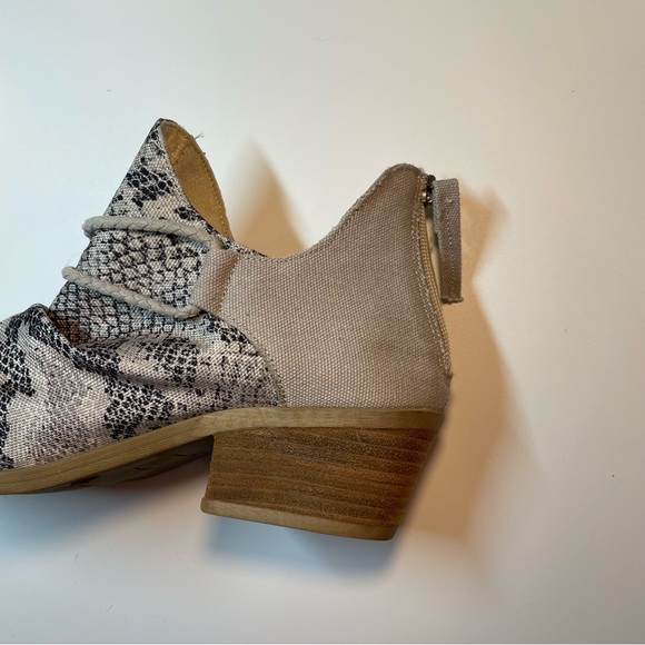 Very G Gray Snakeskin Pattern Canvas Bootie Boots Shoes 9.5 - Picture 5 of 10